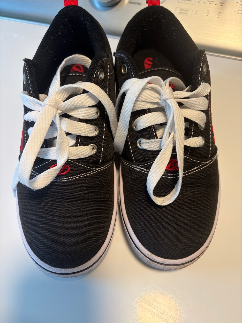Heelys Pro 20 Youth Skate Shoes Black with White Laces
